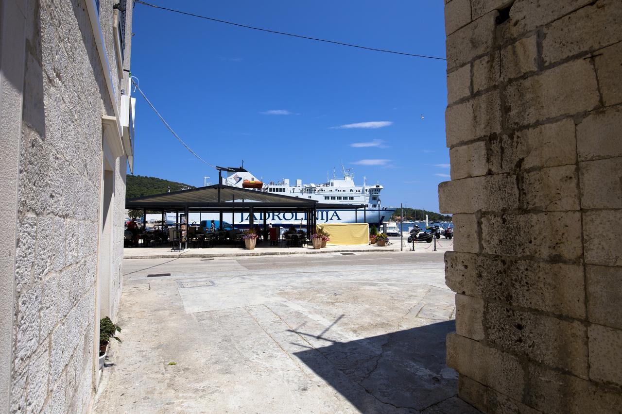 Apartment And Room Daria Vis Island ภายนอก รูปภาพ